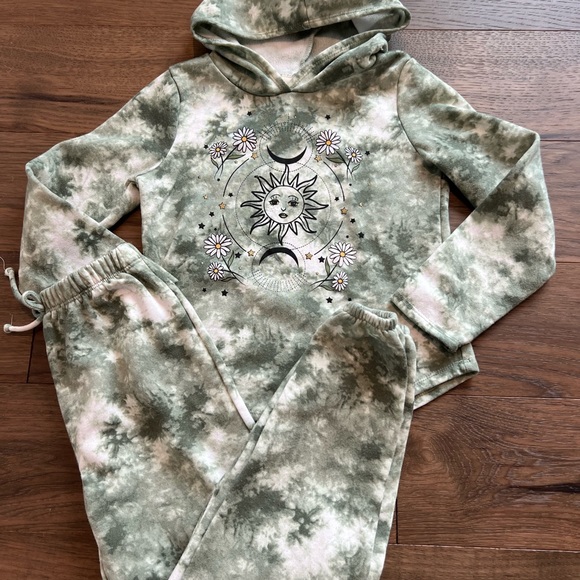 Lily Bleu Sun Tie Dye Sweatsuit Set Sage Green
Girls Size 10/12 - Picture 1 of 5
